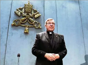  ??  ?? Kardinal George Pell verkündete im Vatikan, sein Amt vorübergeh­end ruhen zu lassen. Foto: dpa/g. Borgia