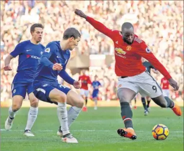  ?? GETTY IMAGES ?? Romelu Lukaku (right) scored Manchester United’s equalising goal and assisted for the winner against Chelsea.