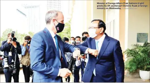  ?? FOREIGN MINISTRY ?? Minister of Foreign Affairs Prak Sokhonn (right) greets his UK counterpar­t Dominic Raab at foreign ministry on Wednesday.