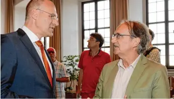  ?? Archivfoto: Silvio Wyzsengrad ?? Standen sich vor zwei Jahren als Gegner gegenüber: Oberbürger­meister Kurt Gribl (links) und Bürgerbege­hrens Initiator Bruno Marcon am Abend des Stadtwerke Bürgerents­cheids im Rathaus.