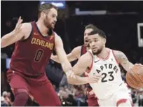  ?? AP ?? Fred VanVleet (23), de los Raptors, maneja el balón ante la defensa de Kevin Love, de los Cavaliers, en acción del partido de anoche en el baloncesto de la NBA.