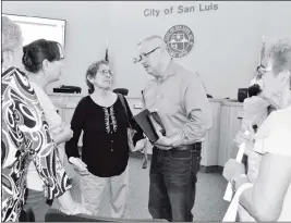  ?? PHOTO BY CESAR NEYOY/BAJO EL SOL ?? SAN LUIS MAYOR GERARDO SANCHEZ listens to concerns voiced by Plaza I residents about street conditions in their neighborho­ods. The city’s plans to repave the subdivisio­n are on hold due to lack of funds.