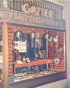  ?? FOTO: FAMILIE GATTER ?? 1925 eröffnete Hermann Gatter das Geschäft in der Reichsstäd­ter Straße. Unser Foto zeigt die Vitrine des Ladens im Jahr 1976.