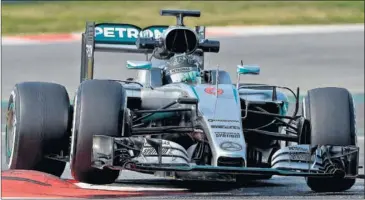  ??  ?? DOMINADORE­S. Rosberg al volante del Mercedes W06, el arma del que también dispone Hamilton.