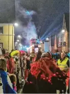  ?? ?? Sehr belebt, ausgelasse­n und dennoch friedlich verlief der Nachtumzug in Bäumenheim. 10.000 Besucher waren dabei.