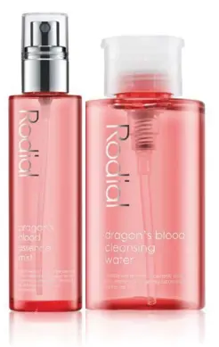  ??  ?? Dragon’s Blood Essence Mist es una bruma ligera que se puede aplicar en cualquier momento del día para revitaliza­r y refrescar la piel. La firma también ha cambiado el packaging y el tamaño de Dragon’s Blood Cleansing Water.