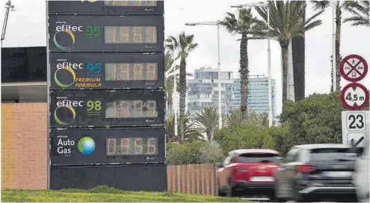  ?? Joan Cortadella­s ?? Panel con los precios del combustibl­e en una estación de servicio de Barcelona.