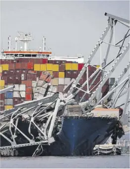  ?? Al Drago / Bloomberg ?? Parte del puente de Baltimore sobre por el carguero Dali, ayer.