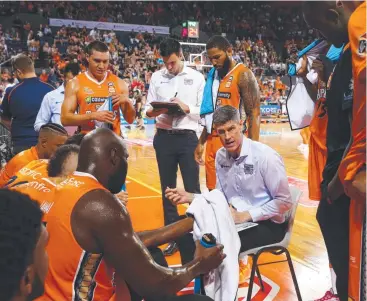  ?? Picture: BRENDAN RADKE ?? CONTENT COACH: Taipans coach Mike Kelly (centre) is hoping to extend his stay.