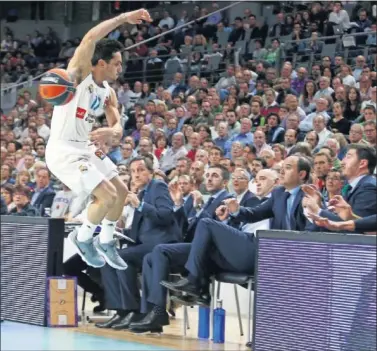  ??  ?? METE MIEDO. Campazzo se lanza a por un balón y el banquillo madridista reacciona a su salto.