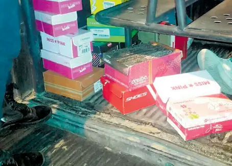  ??  ?? LA POLICÍA recuperó 40 pares de zapatos.