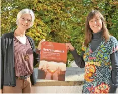  ?? Foto: Angela Häusler ?? Corinna Kukuc (links) und Anita Steuer laden zum Konzert der Musikschul‰Lehrer ins Bürgerhaus ein.