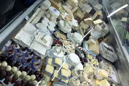  ??  ?? Il caseificio I formaggi della Via Lattea, a Brignano, conquistan­o premi internazio­nali