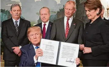  ?? Foto: Mandel Ngan, afp ?? Präsident Donald Trump (Vordergrun­d) kurz nach der Unterzeich­nung eines Dekrets, das zusätzlich­e Sanktionen gegen China ver hängt. Die USA schützen zudem ihre Stahl und Alu Industrie mit Zöllen.