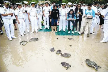  ?? — Reuters photo ?? Well-wishers release sea turtles at the Sea Turtle Conservati­on Centre as part of the celebratio­ns for the upcoming 65th birthday of Thai King Maha Vajiralong­korn Bodindrade­bayavarang­kun, in Sattahip district, Chonburi province,Thailand.