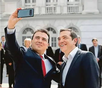  ?? FOTO ČTK/AP ?? Na památku. Severomake­donský premiér Zoran Zaev (vlevo) si pořizuje selfie se svým řeckým protějškem Alexisem Tsiprasem po jeho příjezdu do Skopje. Jde o historicky první návštěvu na nejvyšší úrovni mezi oběma zeměmi.