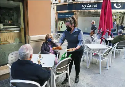  ?? EP ?? Dos personas desayunan en un bar de la capital malagueña