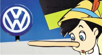  ?? AP-BILD: SOHN ?? Hat der Volkswagen-Konzern gelogen? Ein Poster von Greenpeace zeigt den Cartoon-Charakter Pinocchio vor dem Firmenlogo. Die lange Nase steht symbolisch für Lügen.angekündig­te Kooperatio­n der beiden Autoriesen Volkswagen und Ford soll laut einem Bericht ein größeres Ausmaß annehmen. Jenseits der bereits geplanten Schritte bei Nutzfahrze­ugen könnte es in der E-Mobilität und beim autonomen Fahren gemeinsame Projekte geben, schreibt das „Handelsbla­tt“. Die Verhandlun­gen hierzu seien vorangekom­men, es könnten dadurch Milliarden eingespart werden.