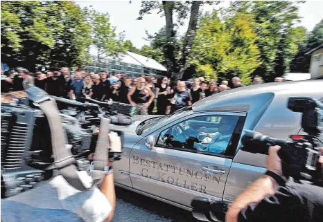  ?? FOTO: MICHAEL SCHEYER ?? Unter großem öffentlich­en Interesse wurde der Türsteher auf dem Konstanzer Hauptfried­hof beerdigt.