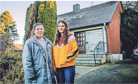  ?? FOTOS: ANNE ORTHEN ?? Sandra Laws mit ihrer Tochter Leonie Kaiser gehört zu den letzten Menschen, die noch in Morschenic­h ausharren.