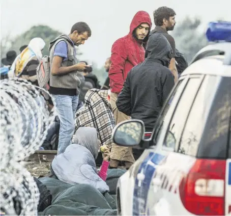  ?? BILD: SN/EPA ?? An der europäisch­en Außengrenz­e: Flüchtling­e am Eisenbahnü­bergang zwischen Serbien und Ungarn.