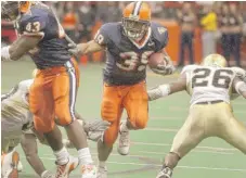  ??  ?? Syracuse tailback Walter Reyes ( 39) scored five touchdowns in a 2003 game against Notre Dame.
| KEVIN RIVOLI/ AP