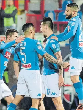  ?? FOTO: EFE ?? El Nápoles celebra el gol de Hamsik Convirtió a su equipo en campeón de invierno