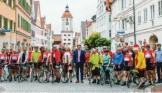  ?? Foto: Jan Koenen/Stadt Dillingen ?? Fahrradtou­r für den guten Zweck. Der Verein Support Ulm machte am Sonntag Halt in Dillingen.