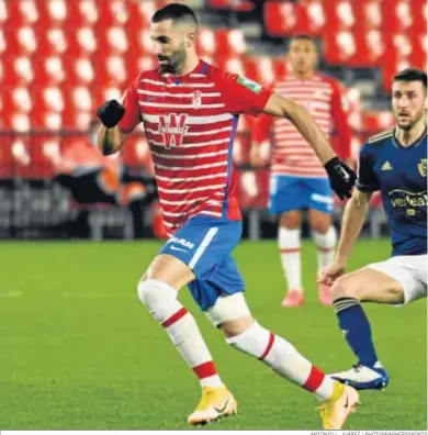  ?? ANTONIO L. JUÁREZ / PHOTOGRAPH­ERSSPORTS ?? Maxime Gonalons, a la carrera, conduce un balón bajo la presión rojilla.