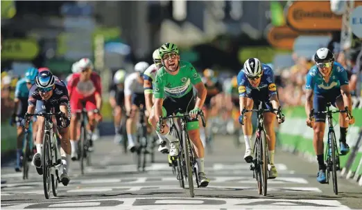  ?? Foto Benoit Tessier/Reuters ?? Mark Cavendish (v zelenem) je v 13. etapi Toura pisal zgodovino.