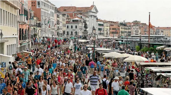  ??  ?? Tourists flock to Venice. The crowds are sweaty, icky, and a safety hazard . . . and totally avoidable.