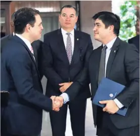  ?? GRACIELA SOLÍS ?? El jefe de fracción del PLN, Carlos Ricardo Benavides, y el presidente Carlos Alvarado firmaron el convenio en Casa Presidenci­al.
