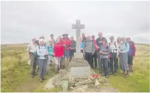  ??  ?? ●● Rossendale Ramblers at Buckden Pike memorial