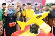  ??  ?? Khamaruzam­an Mohd Yusof (second, left) with Undang Luak Johol Datuk Johan Pahlawan Lela Perkasa Sitiawan, Datuk Muhammed Abdullah (third, left) at the launching of his OKU Solo Flight Around the World project. - Bernama photo