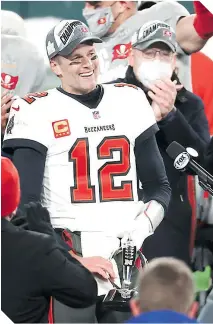  ?? FOTO: AFP ?? TB12, sonriente, después de ganar la Final de Conferenci­a de la NFC en el Lambeau Field.