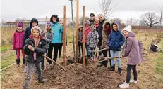  ?? FOTO: ANDREAS VOSS ?? Kinder der Natur-AG der Grundschul­e Richrath-Mitte mit Lehrerin Martina Schultze (5.v.l.) halfen beim Setzen der Bäume.