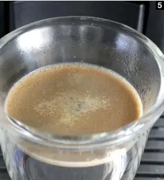  ??  ?? (5) Die Crema der Tuttocaffe ist sehr dünn und hält dem Zucker, der schnell zu Boden sinkt, nicht lange
Stand
(6) Die Crema der Stelia ist v. a. am
Rand sehr großporig und locker-schaumig
(7) Nahezu perfekt ist der Kaffeescha­um aus der Jolie von...