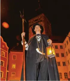  ?? Archivfoto: Thorsten Jordan ?? Mit Hellebarde, Laterne und Horn ist der Nachtwächt­er ausgestatt­et, der Interessie­rte durch die Landsberge­r Altstadt führt.