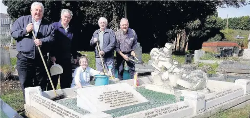  ??  ?? Members of Porthcawl Shout Forum have been cleaning the grave of the victims of the Samtampa disaster