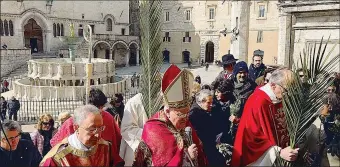  ??  ?? Domenica delle Palme Tanti fedeli in cattedrale per l’omelia del cardinale Gualtiero Bassetti