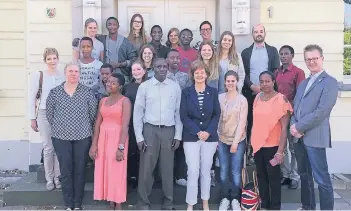  ?? FOTO: STADT MEERBUSCH ?? Die Gäste aus Ruanda wurden von Bürgermeis­terin Angelika Mielke-Westerlage (M.) empfangen. Rechts im Bild: Schulleite­r Klaus Heesen.