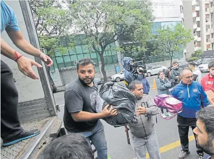  ??  ?? Dar una mano. Los científico­s afirman que el estudio revaloriza los beneficios sociales de ser solidario.