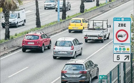  ?? CÉSAR RANGEL ?? Cartells destapats. La senyalitza­ció a les sortides de les rondes ja adverteix de la posada en marxa de les restriccio­ns a la metròpolis