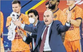  ?? FOTO: EFE ?? Jaume Ponsarnau, entrenador del Valencia Basket, delante de sus jugadores