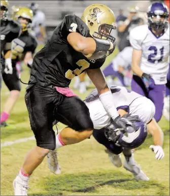  ?? YUMA SUN FILE PHOTO ?? ABRAHAM THOMPSON (3) PUTS THE STRAIGHTAR­M to the helmet of a Lake Havasu High School defender while picking up yardage for the Raiders during a game in October 2013 at Raider Field. Today, Thompson is playing linebacker for Arizona State University.