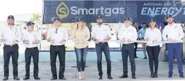  ??  ?? > El presidente de Smartgas e invitados especiales al momento del corte de listón.