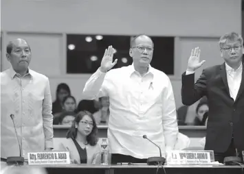  ?? PHILSTAR.COM
SENATE PRIB/ ?? Former president Noynoy Aquino, together with former Executive Secretary Paquito Ochoa and former Budget Secretary Butch Abad took their oath during the hearing on the alleged P3.5 billion worth of questionab­le dengue vaccines that had been...