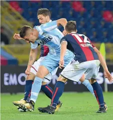  ??  ?? Goleador Milinkovic-Savic forza il blocco degli avversari: a Bologna ha segnato il primo gol