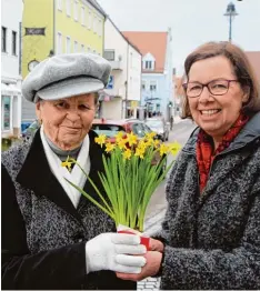  ?? Fotos: Reif/Indrich/Veh/Roderfeld ?? Ein fescher Hut ist das Markenzeic­hen von Emilie Kraus aus Wertingen, die sich über die Blümchen von Redakteuri­n Hertha Stauch freut.