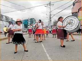  ??  ?? No solo tocan, sino que bailan y mueven las polleras y eso contagia a la gente.